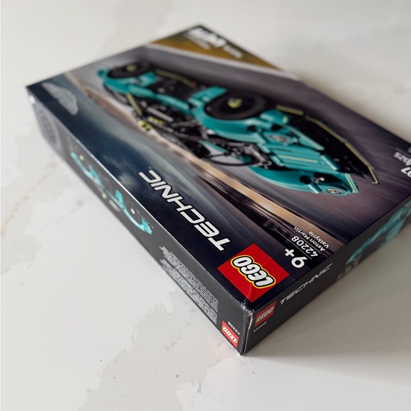 Lego Aston Martin Valkyrie 42208 NEW - Picture 3 of 4